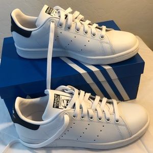 New Stan Smith Original Size 7 with box. Last day to buy this item.